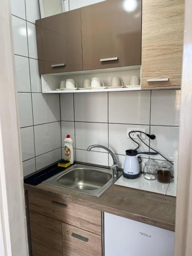 a small kitchen with a sink and a stove at Moj dom in Gornji Milanovac
