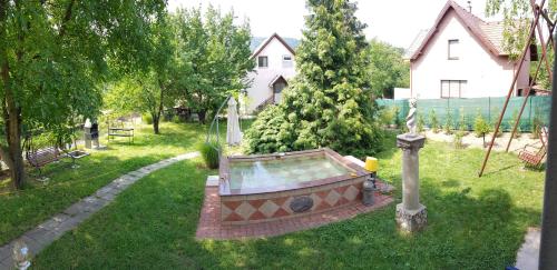einen Hinterhof mit einem Pool im Gras in der Unterkunft Hill View Holiday House nearby Budapest with AC & Pool in Pilisszentiván