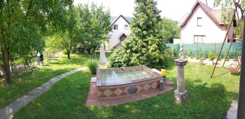 un patio trasero con una piscina en el césped en Hill View Holiday House nearby Budapest with AC & Pool, en Pilisszentiván