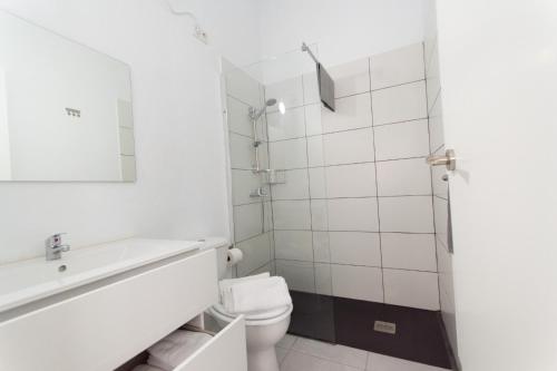 a white bathroom with a sink and a toilet at Piso Reformado in Vecindario