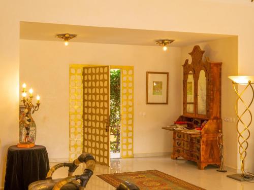 a living room with a door and a mirror at Villa Le Petit Paradis Saly Boutique Hotel in Ngaparou