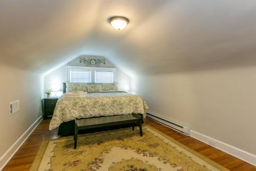Postel nebo postele na pokoji v ubytování Historic Hendersonville Bungalow