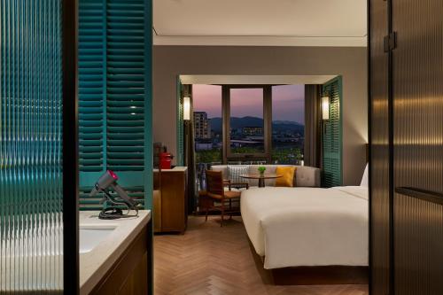 Photo de la galerie de l'établissement Hangzhou West Lake Milan Hotel - Ten minutes walk to the West Lake, à Hangzhou
