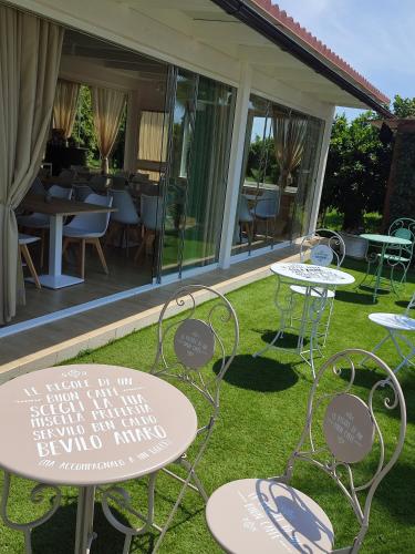 a group of tables and chairs sitting on the grass at B&B Giardino Isabella in Palagiano