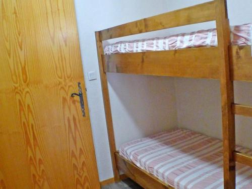 - une chambre avec des lits superposés et une porte dans l'établissement Appartement cosy avec piscines, parking et WiFi à Samoëns - FR-1-629-32, à Samoëns