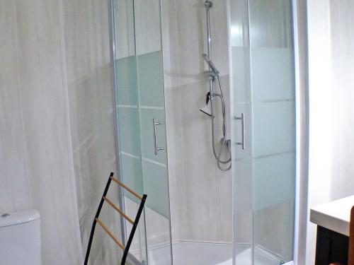 une douche avec une porte vitrée dans une salle de bain dans l'établissement Appartement cosy avec piscines, parking et WiFi à Samoëns - FR-1-629-32, à Samoëns