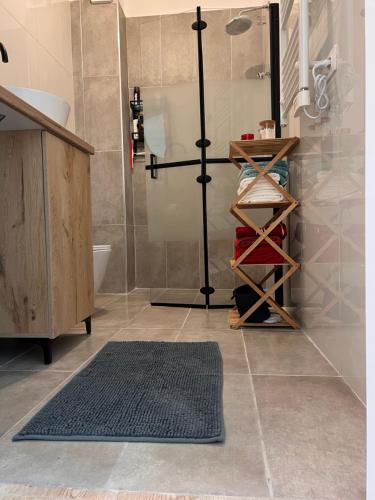 een badkamer met een douche en een tapijt op de vloer bij Sunset Resort in Vlorë