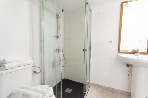 A bathroom at Piso Entreplanta (sótano/calle).