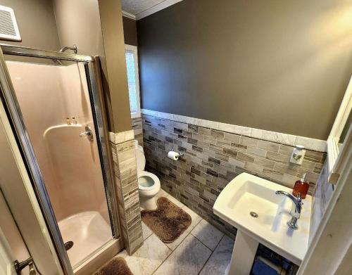 La salle de bains est pourvue d'une douche, d'un lavabo et de toilettes. dans l'établissement Paradise in heart of Poconos FaSt InTeRnEt Close to All Attractions, à Pocono Summit