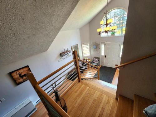 - une vue sur un escalier dans une maison dans l'établissement Paradise in heart of Poconos FaSt InTeRnEt Close to All Attractions, à Pocono Summit