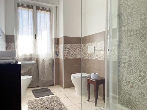 een badkamer met een douche, een toilet en een wastafel bij Argentina Home in Ventimiglia