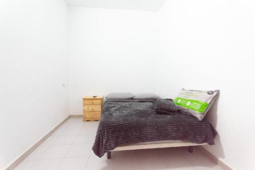 A bed or beds in a room at Piso Entreplanta (sótano/calle).