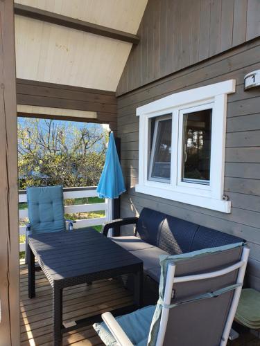 a patio with a table and chairs and a window at Szteklin os. Nowe in Szteklin