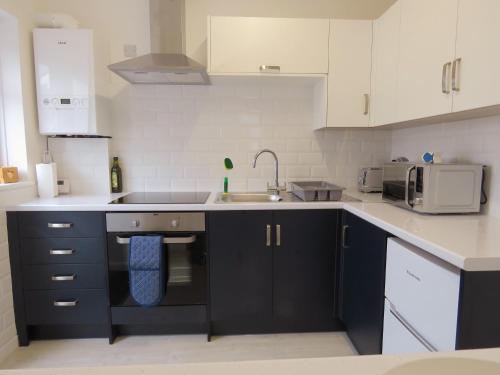 Η κουζίνα ή μικρή κουζίνα στο Private 2 bedroom house close to the beach