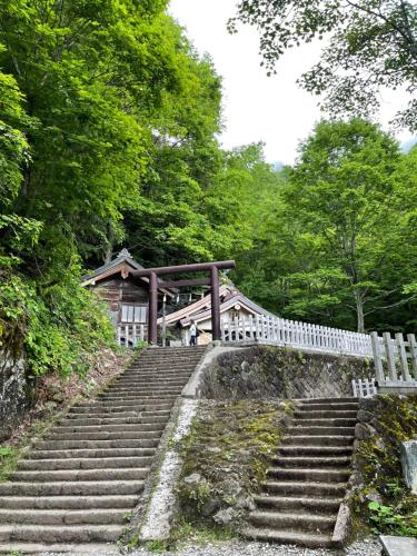 a set of stairs in front of a building at 宿屋白金家 yadoya-shiroganeya 1日1組限定2名から8名様まで 全館貸切り 伝統的建造物の旅籠宿 Traditional culture experience in Nagano