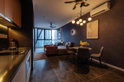 een keuken en een woonkamer met een bank en een tafel bij Scarletz Suites KLCC Twin Tower by Purple Orchid in Kuala Lumpur