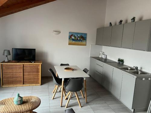 a kitchen with a table and chairs and a sink at Apt71 Porto Antigo 2 in Santa Maria