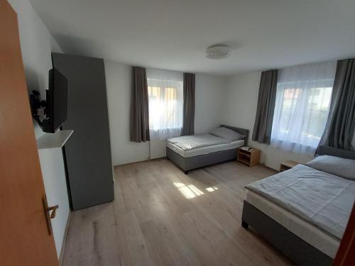 Wunderschönes 2Zimmer Apartment in Sbg في سالزبورغ: غرفة صغيرة بها سرير وأريكة
