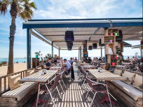 8 min walk to the beach & 10 min walk to Convention Centre !