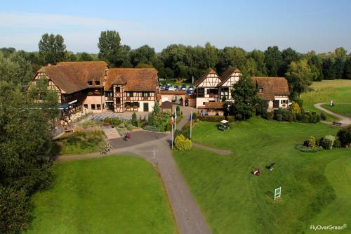een luchtzicht op een groot huis in een park bij Le Petit Ried (15 min de Strasbourg) - 3P -70 m² in Hoenheim