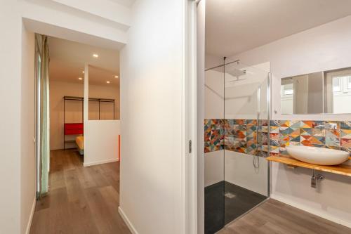 een badkamer met een wastafel en een spiegel bij Lemon's Apartment in Elmas