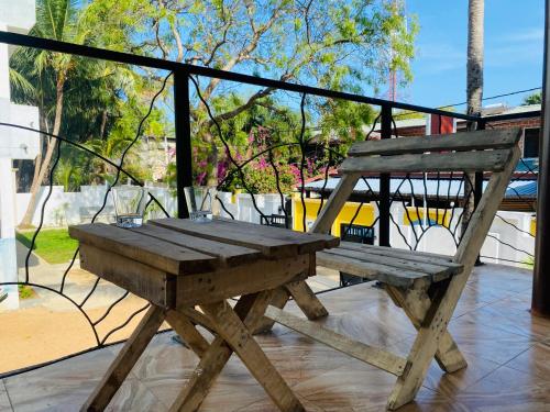 un banco de madera sentado sobre una mesa en Rams Resort, en Arugam Bay