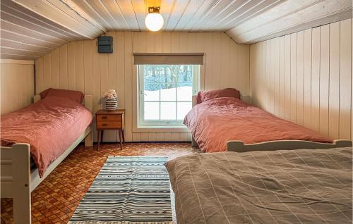 1 dormitorio con 2 camas y ventana en Stunning Home In Tonstad With Kitchen en Tjørhom