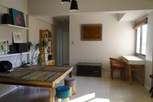 een woonkamer met een houten tafel en stoelen bij Departamento 1 dormitorio, complejo Buena Vista in Yerba Buena