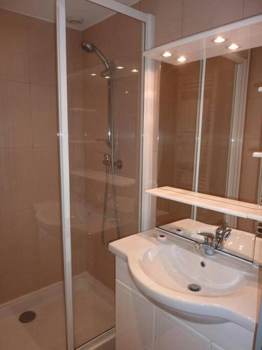 une salle de bain blanche avec une douche et un lavabo dans l'établissement Vieux Nice 2 pièces Appartement SAN REMO, à Nice