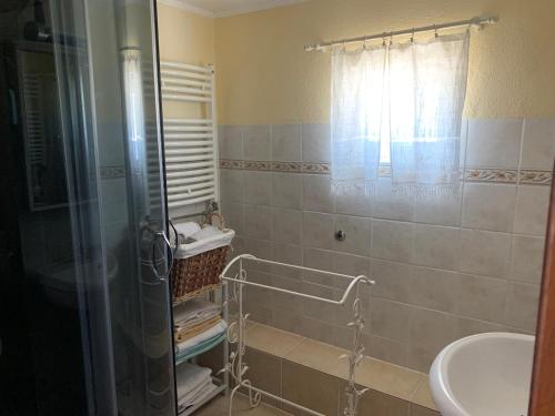 y baño con ducha y lavamanos. en Tavira Unterkunft Entspannung pur!!!, en Luz de Tavira