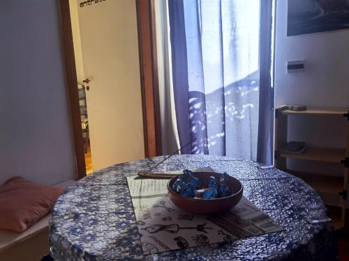 un tazón de paquetes azules sentado sobre una mesa en Casa vacanze La Marinella, en SantʼEufemia Lamezia