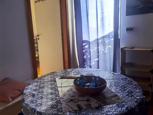 a bowl of blue packets sitting on top of a table at Casa vacanze Marinella in SantʼEufemia Lamezia