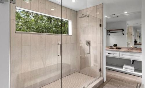 uma cabina de duche em vidro numa casa de banho com uma janela em Vails Bluff - CouplesRetreat - SummerTime! - HotTub em Broken Bow