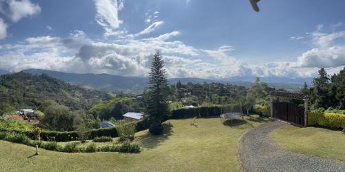 a garden with a view of the mountains at Paraíso campestre cerca a Cali in Papagalleros