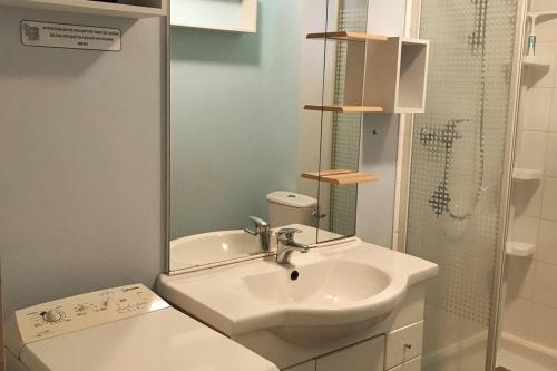 ห้องน้ำของ T2 meublé pour curistes, vacanciers et stagiaires