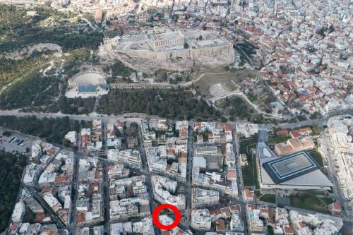 een kaart van een stad met een rode cirkel bij Boho Luxury 2 BR Apartment, Acropolis Museum View in Athene