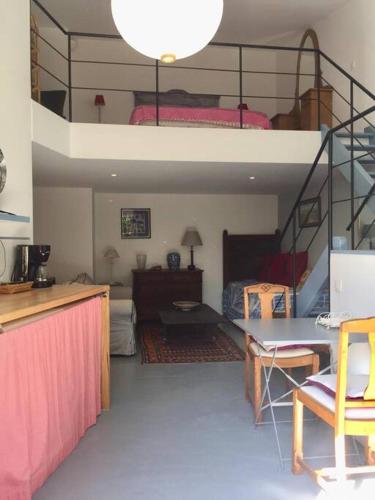 un salon avec un lit superposé et une table et une chambre avec un bureau dans l'établissement Adorable guest house/annexe avec terrasse, à Mons