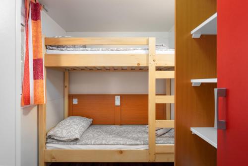 Katil dua tingkat atau katil-katil dua tingkat dalam bilik di Camping Resort Tina Vrsar