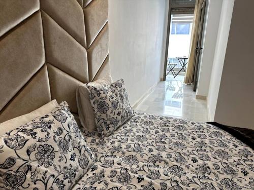Una cama con dos almohadas encima. en Cozy Elegant Apartment in Casablanca en Casablanca