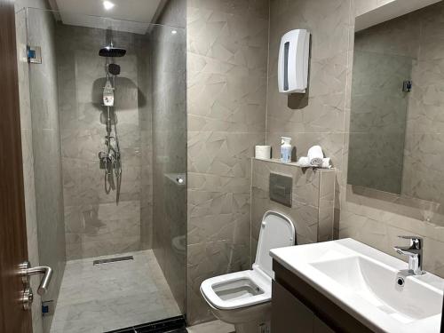 uma casa de banho com um chuveiro, um WC e um lavatório. em Cozy Elegant Apartment in Casablanca em Casablanca