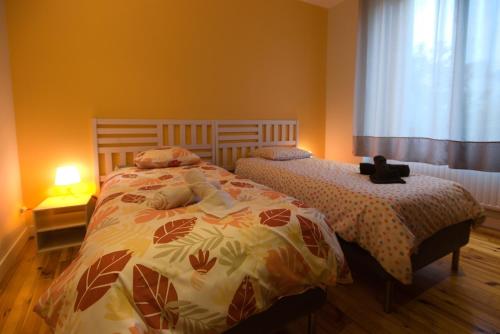 une chambre avec deux lits et une fenêtre dans l'établissement Jourde Vacances, au Puy-en-Velay