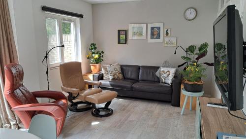 a living room with a couch and chairs at 't Grieze Huysje in Otterlo