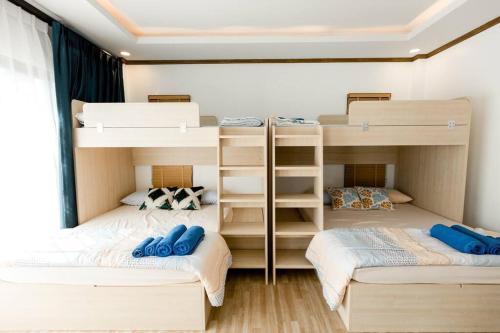 2 łóżka piętrowe z niebieskimi poduszkami w pokoju w obiekcie Turquoise Sichon Pool Villa w mieście Sichon