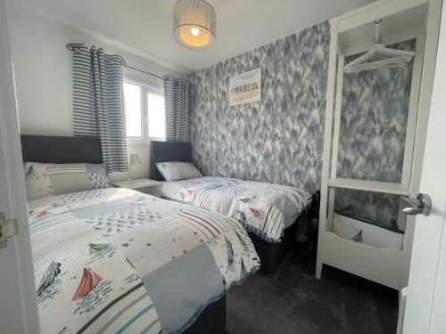 Ένα ή περισσότερα κρεβάτια σε δωμάτιο στο Pirates Cove Holiday Chalet