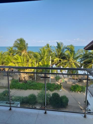 タンガラにあるShanika Beach Innのリゾートのバルコニーから海の景色を望めます。