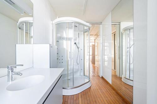 W łazience znajduje się prysznic i umywalka. w obiekcie Ruime woning in een leuke buurt nabij het centrum w Antwerpii