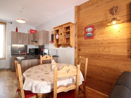 une salle à manger avec une table et une cuisine dans l'établissement T2 Bis Charmant au Mont-Dore avec Animaux Acceptés - FR-1-608-182, à Le Mont-Dore