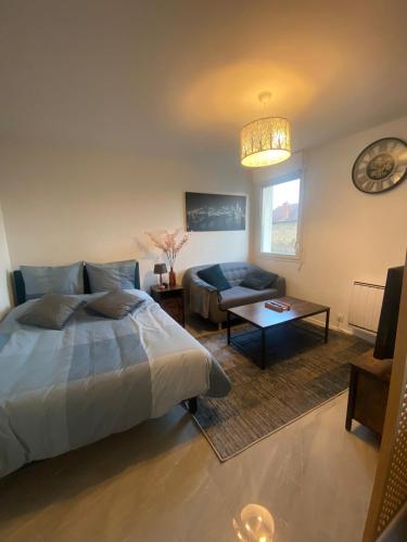 une chambre avec un lit, un canapé et une table dans l'établissement Studio Moderne au Victor Hugo, aux Mureaux