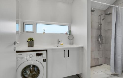 baño blanco con lavadora y lavamanos en Gorgeous Home In Hadsund With Sauna, en Øster Hurup
