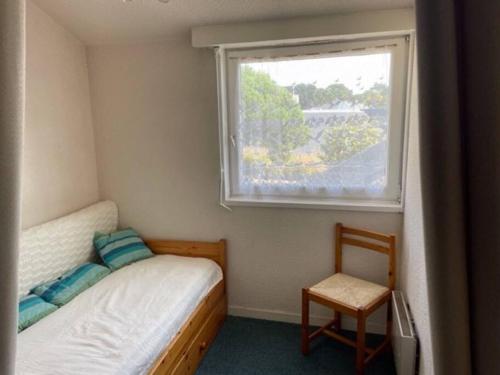 ein kleines Schlafzimmer mit einem Bett und einem Fenster in der Unterkunft Appartement TY DANY , 150m de la plage in Carnac